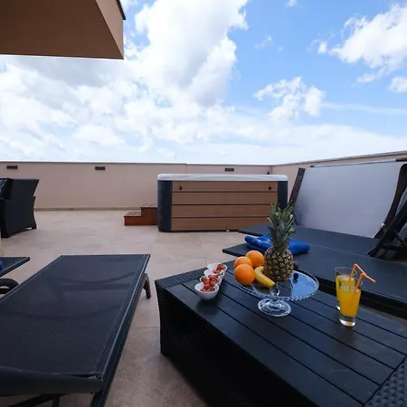 Apartment Luana With Private Jacuzzi Zadar