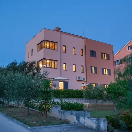 Luana With Private Jacuzzi Apartment