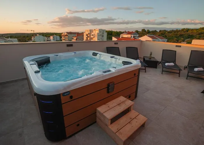 Luana With Private Jacuzzi Apartmán