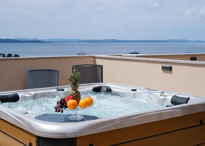 Luana With Private Jacuzzi Apartmán