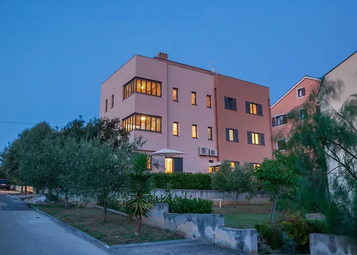 Luana With Private Jacuzzi Apartmán