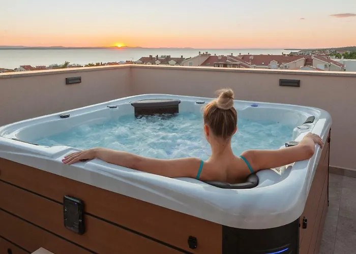 Luana With Private Jacuzzi Apartmán